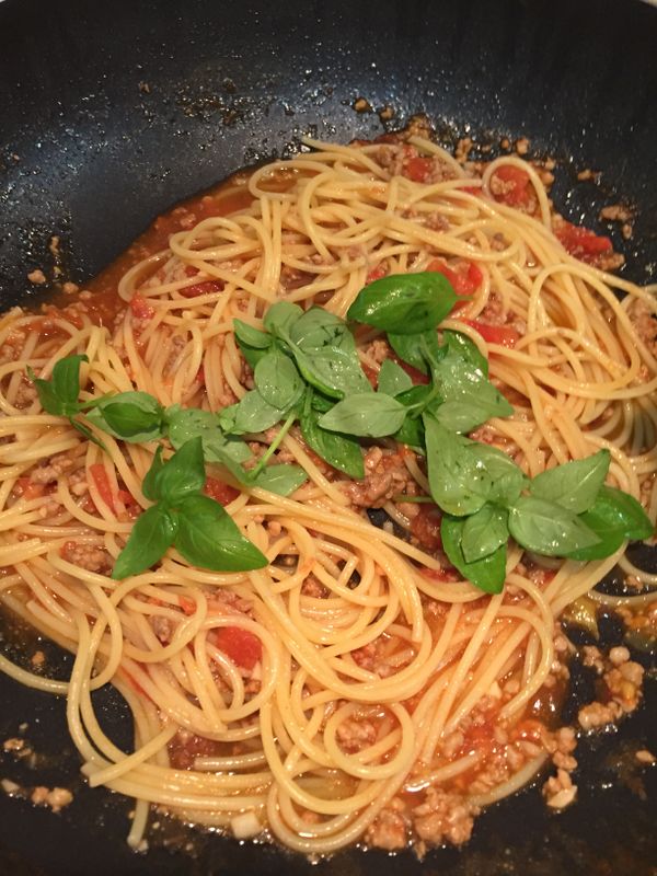 最後面條和九層塔入鍋攪拌，讓面條沾滿醬汁後上桌