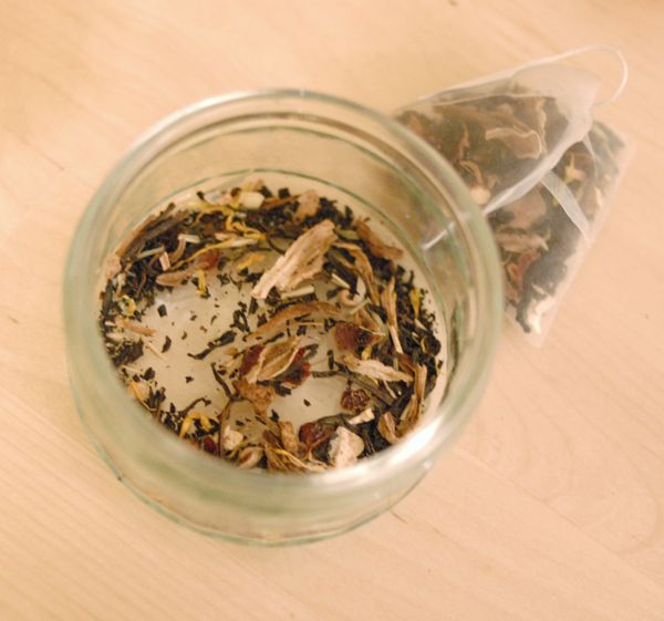 先將一個茶包打開，如茶葉較大片，用食物處理器打碎，或用刀將茶葉切碎