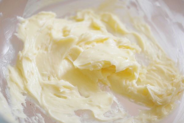 用電動打蛋器先打發奶油至軟身，然後加入糖霜拌勻