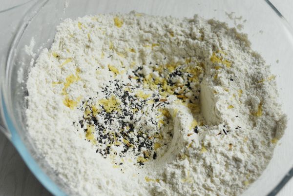 再下蛋黃拌勻，然後篩入麵粉，鹽，檸檬皮及茶葉拌勻，最後加兩至三大匙[步驟二]的紅茶拌勻