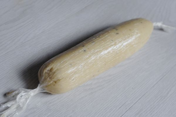 將麵團分成兩份，滾成圓柱體（或其他形狀）然後用保鮮膜分別包好，放入冷凍庫30分鐘