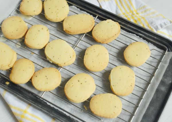 放入已預熱170度烤箱，烤約15分鐘或至邊緣上色。將餅乾從烤箱拿出，靜置5分鐘後才將餅乾放在涼架上待涼