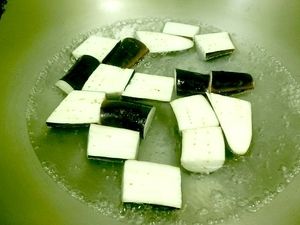鍋內放水 待水滾先放入米酒及白醋

可保持茄子的色澤

約煮5分鐘