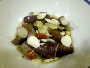 撈出茄子放入蒜片 辣椒 及所有的調味料拌勻