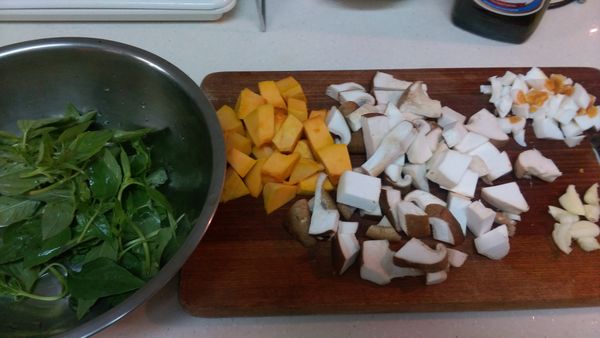 1.將所有食材切大粒狀，蒜瓣拍扁去皮。
2.熱油鍋，蒜粒爆香，將所有食材下鍋。加一小杯水燜炒。
3.食材炒軟，起鍋前加九層塔和一點點調味料。