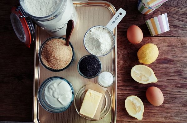 烤箱預熱至 180℃。無鹽奶油以小火或微波加熱至液狀，放涼至微溫不燙手的程度。