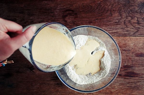 先將粉類過篩，在大碗中混合所有乾料(前六項食材)。接著在另一個容器，先將濕料（包含檸檬汁）混合均勻，再倒入盛裝乾料的大碗中。