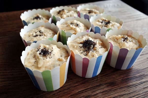 以最少的攪拌次數將麵糊攪拌均勻，千萬不要過度攪拌，否則瑪芬成品將會比較不膨鬆。

將麵糊均分到瑪芬模裡，麵糊高度盡量與模子等高，這樣瑪芬才會有比較漂亮的膨度。