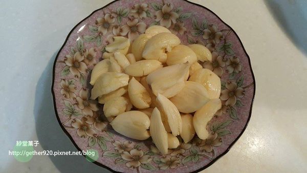 [備料]
蒜頭稍微拍或壓扁(不用太扁)。
魚洗淨，把魚鱗去除乾淨。在魚身上用刀子劃兩斜刀(兩面都要劃刀) > 取適量鹽，均勻塗抹在魚表面> 淋少許米酒 > 塞少許蒜頭到魚肚裡。