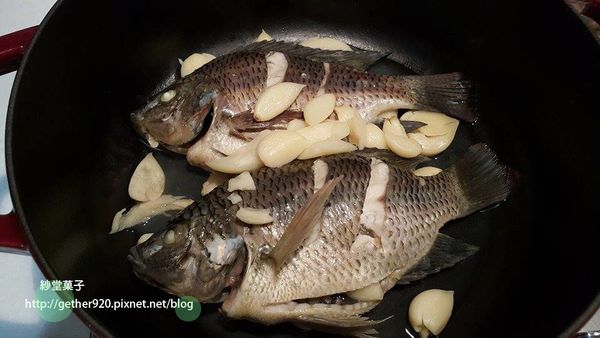 一開鍋蓋，滿滿的蒜香味，魚肉也很好吃喔，底部有少許蒜香魚湯汁，可沾魚肉吃！！沒想到第一次用鑄鐵鍋蒸魚就成功！