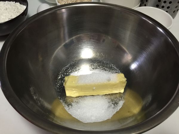 將奶油軟化並加入糖和塩攪拌至乳白色