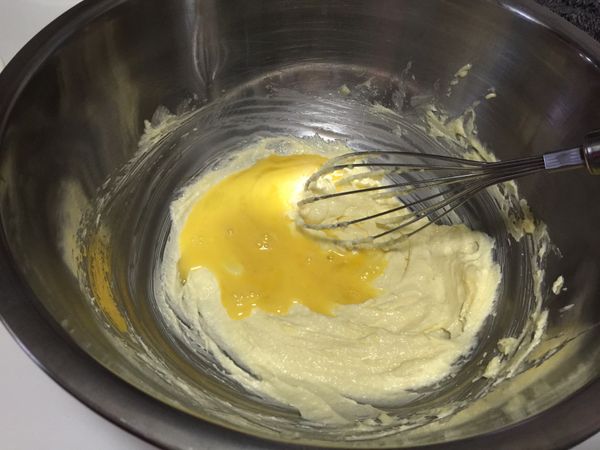 分次加入蛋液後
快速攪拌