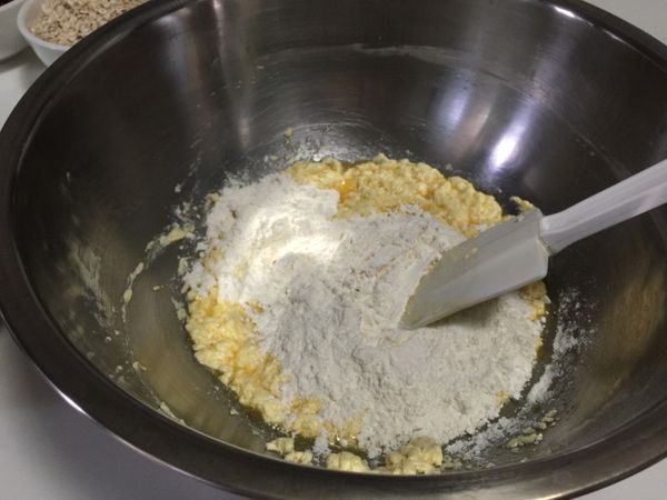 加入粉類,拌勻