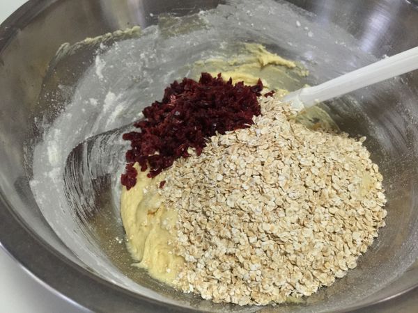 最後將切碎的蔓越梅乾和燕麥加入拌勻
