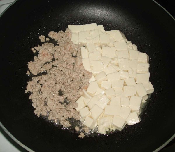 熱鍋倒油.將豆腐入鍋中後.再加入豬絞肉放一旁拌炒即可....