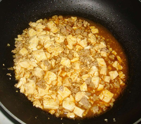 最後加入[調味料]、水、辣椒煮至入味即可...