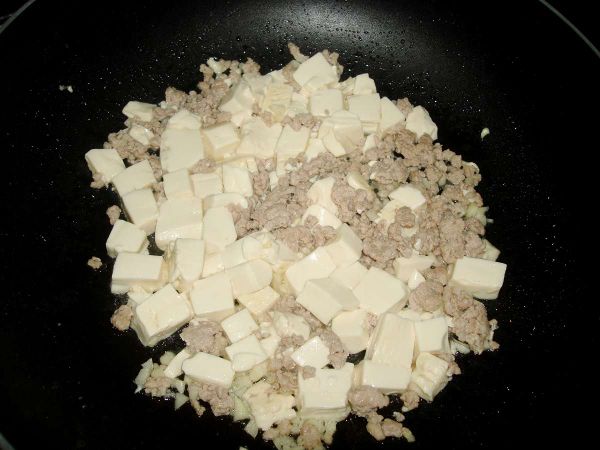 加入蒜末一起炒香...