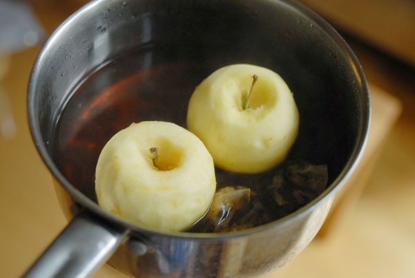 然後下蘋果 （水大約是到蘋果的3/4高度，如不夠可加點沸水），蓋上鍋蓋用中火煮兩分鐘，再轉小火煮約20分鐘，或至蘋果變軟即成！ （期間要不時將蘋果反轉，均勻煮熟蘋果）
