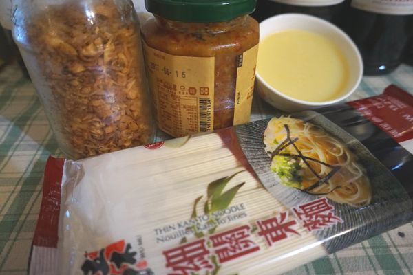 把所有食材準備妥當。
雞油是可以用雞腿皮煎出油脂，這裡的雞油是用烤雞腿時釋放出的湯汁及油脂。
小黃瓜可以現切也可用糖漬過的。糖漬的小黃瓜做法，小黃瓜洗淨後切片，加入大量砂糖、小匙鹽巴、1匙米醋，放冰箱醃漬半天，吃起來就清脆又酸酸甜甜的。