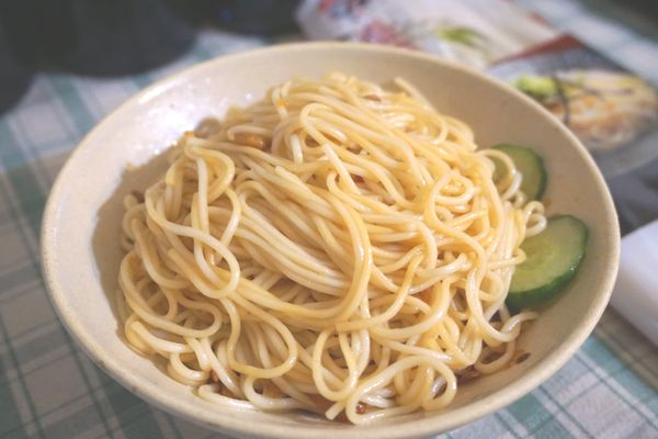 趁熱把所有食拌一拌，微辣的豆瓣醬，紅油蔥及雞油的特殊香味，糖漬的小黃瓜好脆口，細關東麵的好口感，攪拌在一起，美味極了!!!