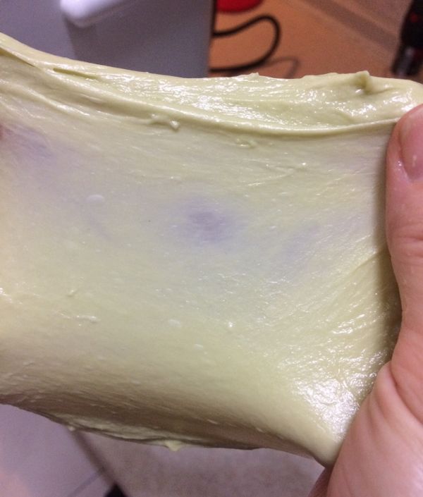 [主麵團]材料除了酵母、奶油之外的材料，全部放到缸內攪拌，至成團無粉粒時下酵母，再攪拌至光滑七分筋性時下奶油（切小塊），繼續攪拌至完全擴展可以拉出薄膜（如照片，我打了約18分）