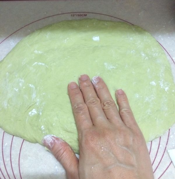 取出麵團用手掌排氣，盡量壓出大氣泡。