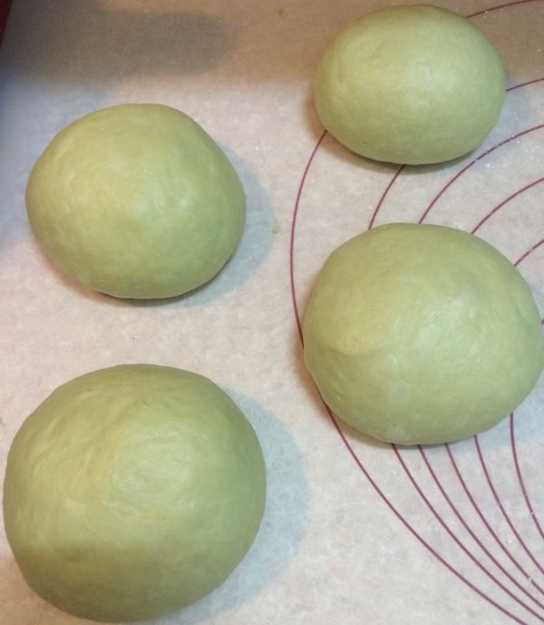 分割成160克麵團三個，還會剩一個小麵團約120克。
滾圓之後，室溫鬆弛約20-25分。