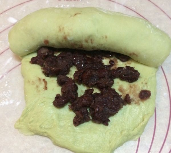 從上往下捲起，盡量不要捲入空氣。