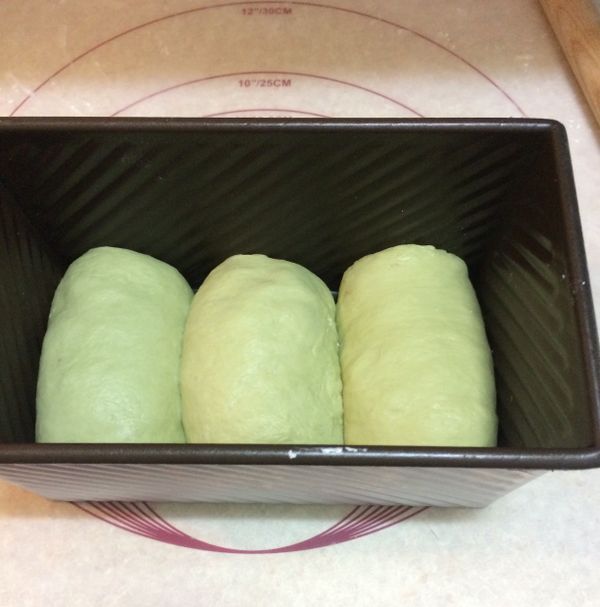 三個麵團擀捲包餡完成，放入吐司模內第二次發酵。另外一個小麵團我用迷你吐司模做成迷你吐司