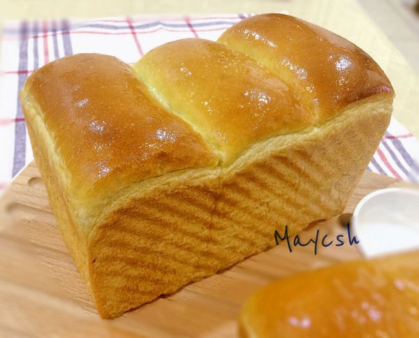 出爐以後重敲烤模一下散熱氣，倒出吐司置放網架上放涼。