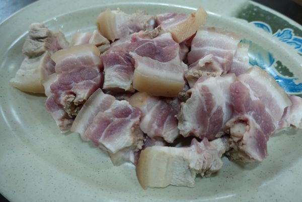 豬五花川燙去血水,切塊
