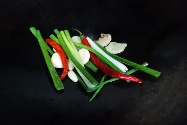 鍋內加點沙拉油,蔥.薑片.辣椒.蒜頭下鍋爆香