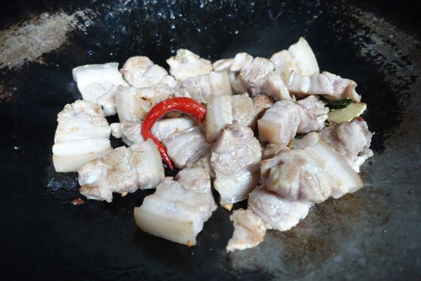 下冰糖和豬五花,炒至有點焦糖色