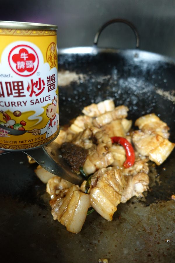 依序再加入壺底油.咖哩炒醬.醬油膏.米酒,炒至上色