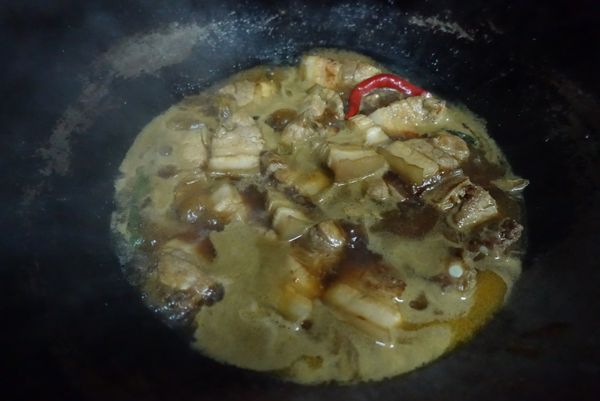 加水蓋過食材,大概小火悶煮40分鐘完成