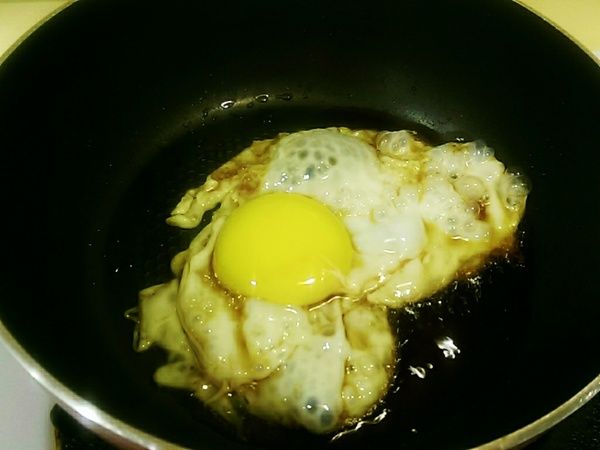 鍋內加入一匙黑麻油熱油後放入雞蛋用中火煎至焦黃香酥後
取出撒上鹽備用