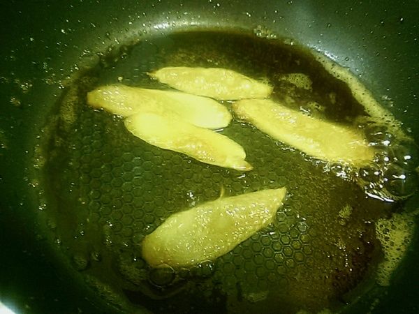 同上鍋加入一匙黑麻油炒香薑片