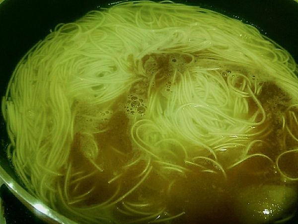 水滾加入麵線及米酒煮至湯頭呈乳白色即可