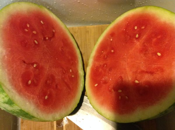 將將圓的西瓜對半切頗開.
