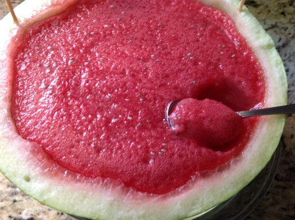 挖一小匙來吃,真的是原汁原味的西瓜凍喔!沒有加工的果凍粉,也沒有色素,是百分百存天然自製的西瓜凍!