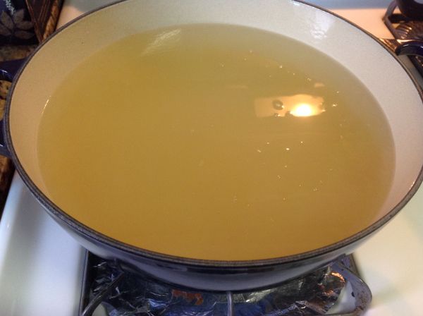 將濾網石花菜離鍋,稍微等溫度降到溫溫的,"但不要等到完全涼 ,因為需要混合西瓜汁後,才可以等待完全涼結成凍.