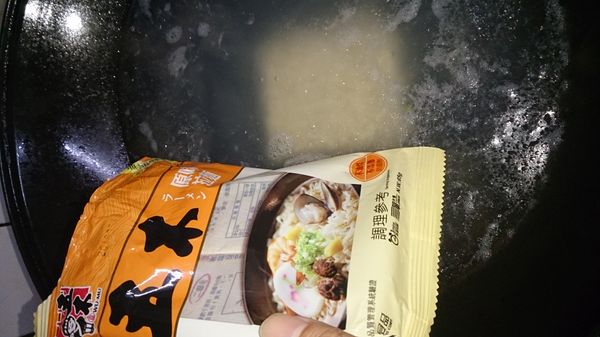 水滾下麵,煮約3分鐘.