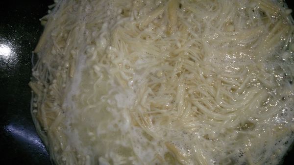 再放下金針菇,煮滾,即可撈起.