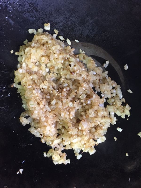 熱鍋加適量橄欖油,將洋蔥末炒至焦糖色