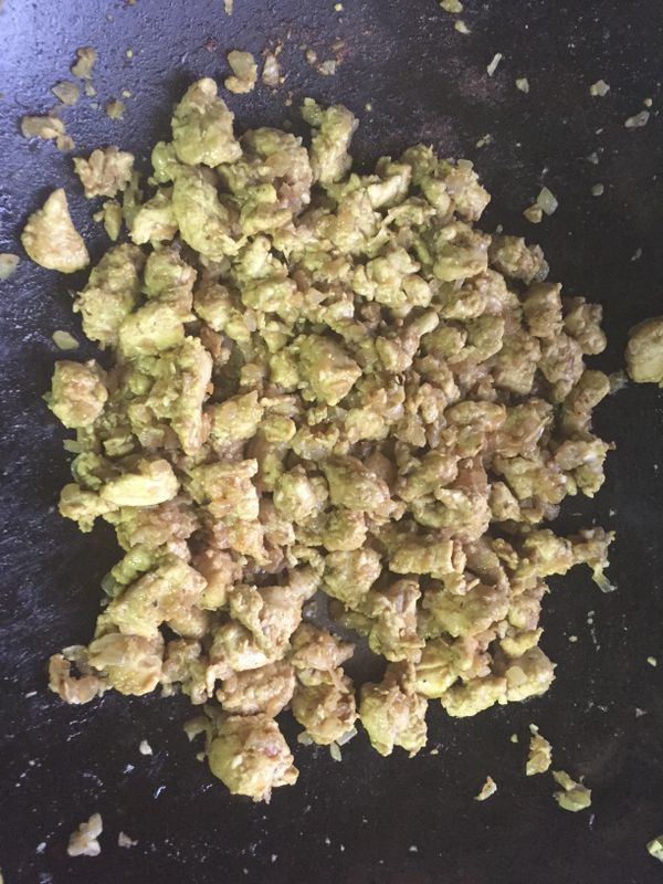 加入雞丁翻炒(喜歡重口味的朋友可以在此時多加一點咖哩粉)