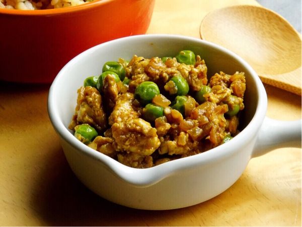 待雞丁快熟時加入豌豆仁與蕃茄醬炒勻,再以適量鹽調味就完成了!