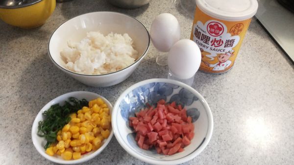 食材準備好…將火腿及綠蔥花切好~