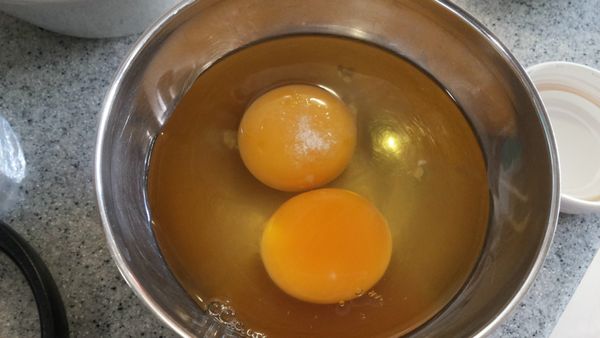 2顆蛋加一小搓鹽打散備用