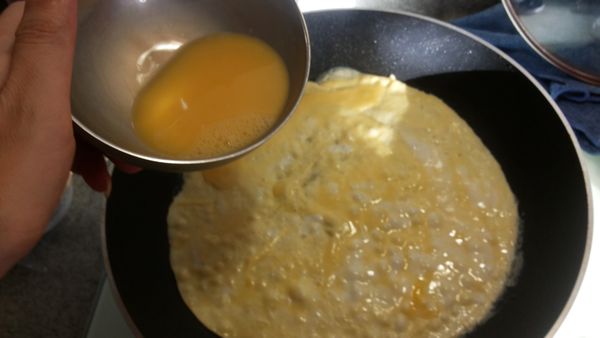 準備煎蛋皮…熱油鍋倒入打散的蛋液…留1/3蛋液炒飯用…鍋子稍微轉動讓蛋液成圓型,表面凝固再翻面