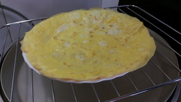 煎好的蛋皮盛到盤子裡